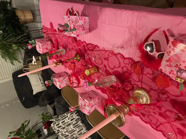 Valentine pink table decor