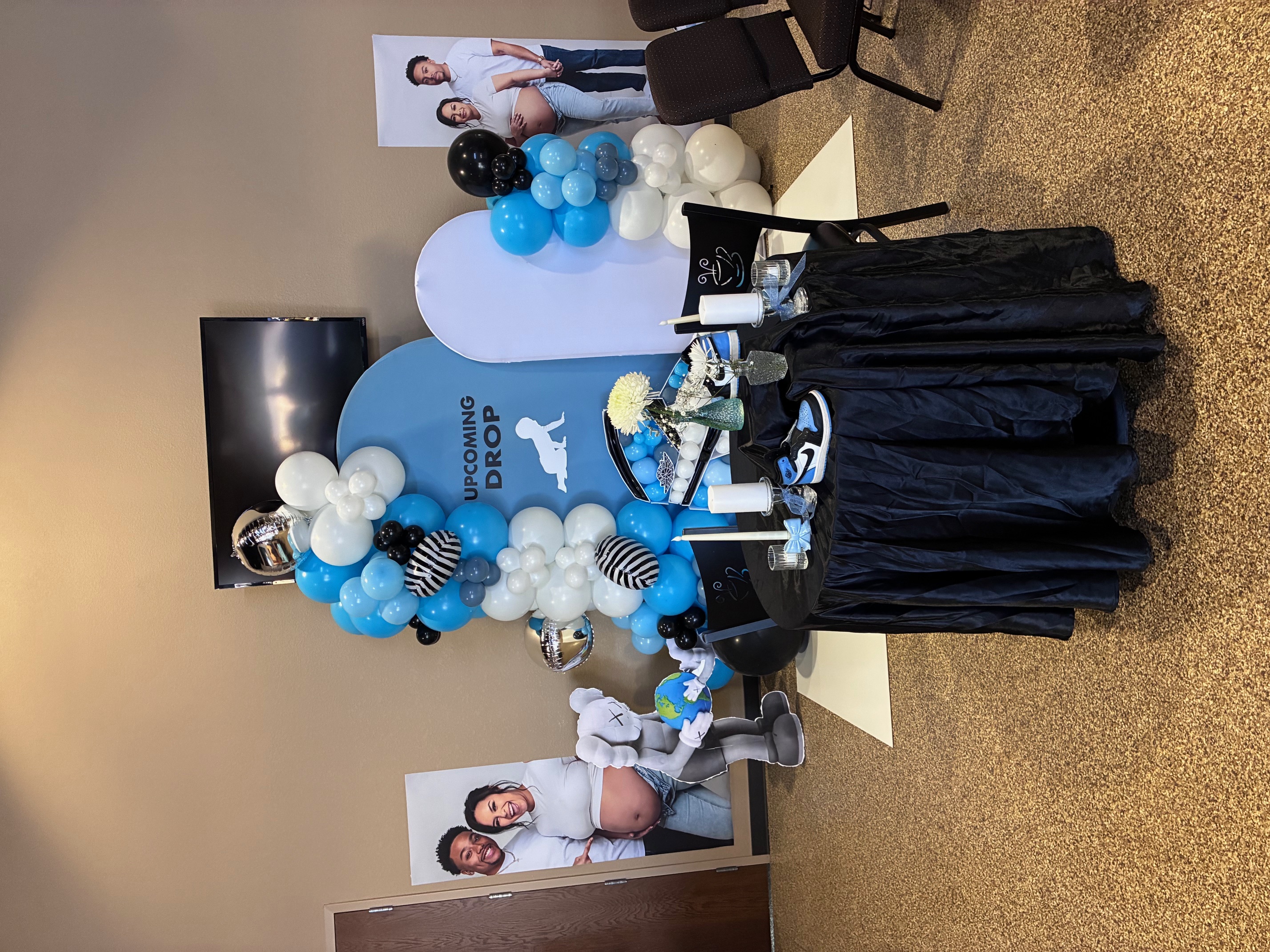 Baby shower honoring table